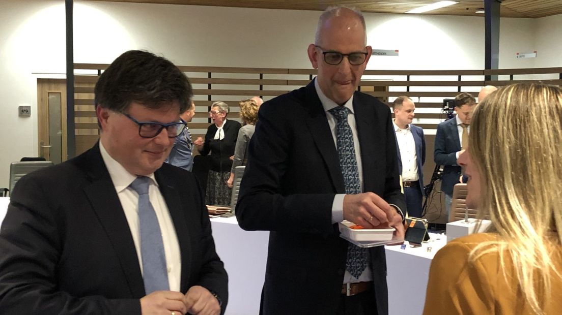 Jan Polinder (links) en Dirk Bok nemen de felicitaties in ontvangst.