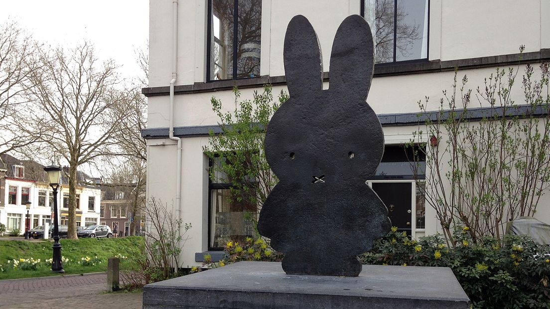 Het beeld van Nijntje op het gelijknamige pleintje in Utrecht.