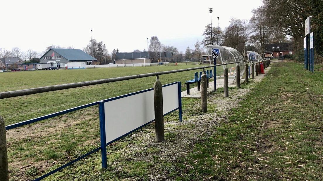 Het sportpark in 2e Exloërmond, met op de achtergrond het huidige dorpshuis
(Rechten: Steven Stegen / RTV Drenthe)