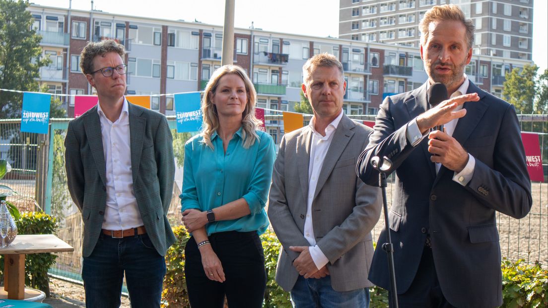 Hugo de Jonge (rechts) bij de startceremonie in Steenzicht