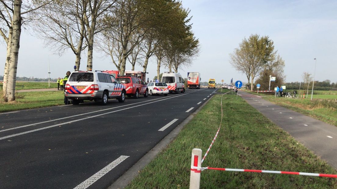 Bij een ongeluk op de Flevoweg in Elburg zijn donderdagmiddag twee personen om het leven gekomen. Het gaat om een ouder echtpaar. Het ongeluk gebeurde even voor 13.00 uur.