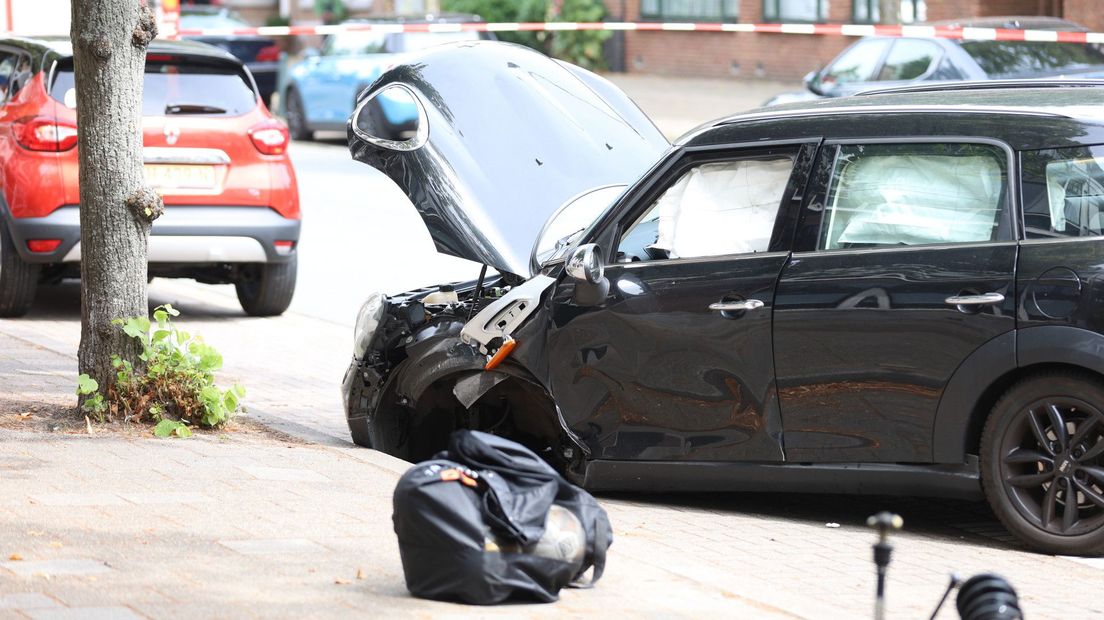 Een van de auto's verloor door de botsing een voorwiel