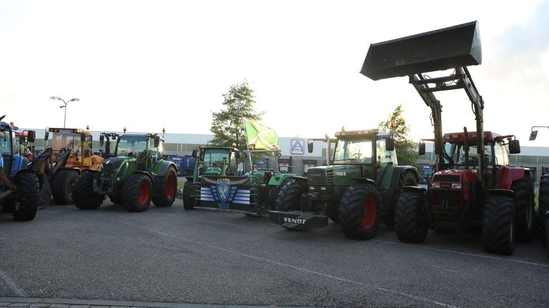 Boeren bezetten terrein rond distributiecentrum van Aldi.