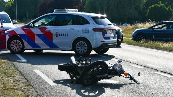 Motorrijder gewond na aanrijding in Den Ham. Motorrijder gewond na aanrijding in Den Ham.