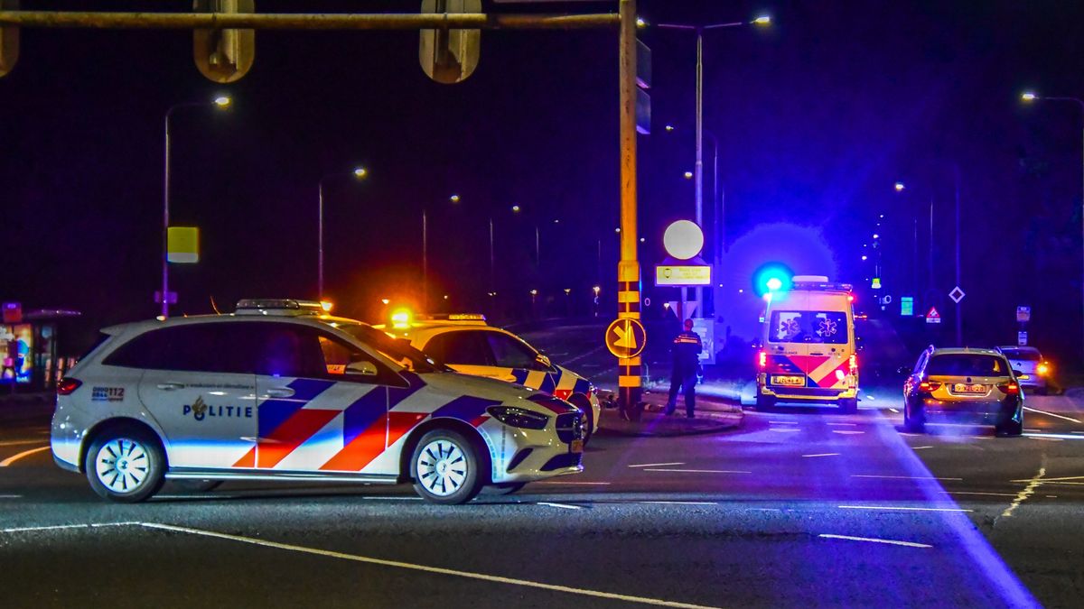 Auto botst op verkeerslichten in Leeuwarden