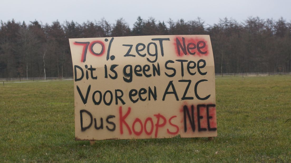 Er staan nog steeds protestborden langs de kant van de weg in Echten (archieffoto RTV Drenthe / Kim Stellingwerf