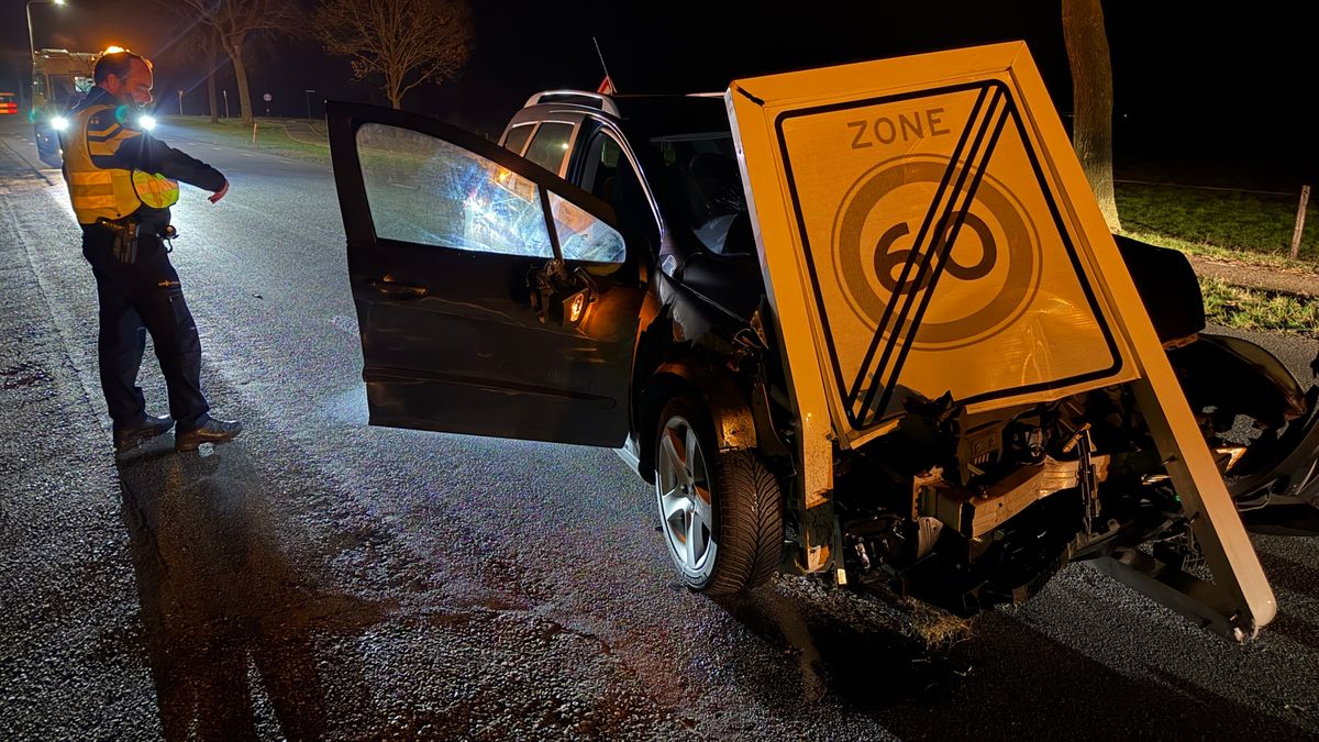 Auto rijdt verkeersbord stuk bij Katlijk | Drugsafval gedumpt op meerdere plekken in Fryslân