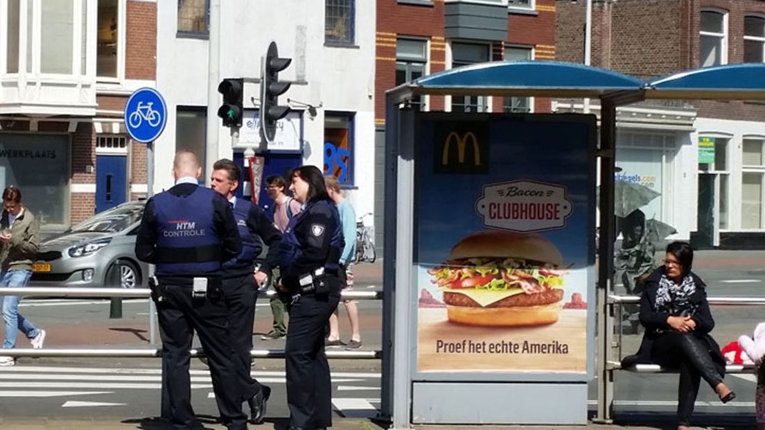 Controleurs van HTM bij halte Elandstraat