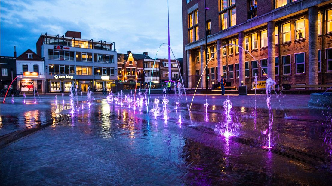 Het nieuwe Burgemeester Jansenplein met verlichte fonteinen