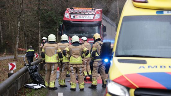 Automobilist overlijdt bij frontale botsing op N341 bij Ommen. Automobilist overlijdt bij frontale botsing op N341 bij Ommen.