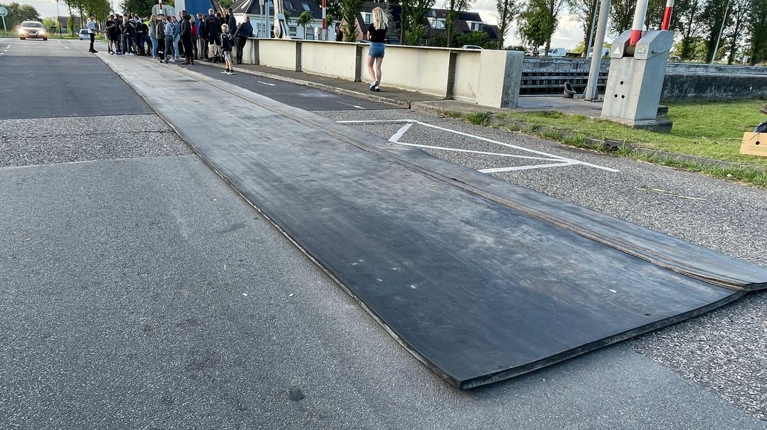 De zware mat op de brug bij Gaarkeuken