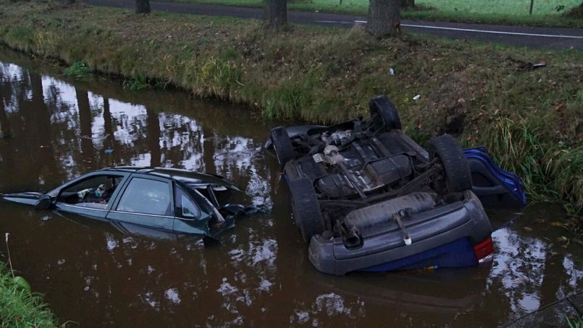 Twee auto's eindigen in de sloot na aanrijding in Vinkenbuurt