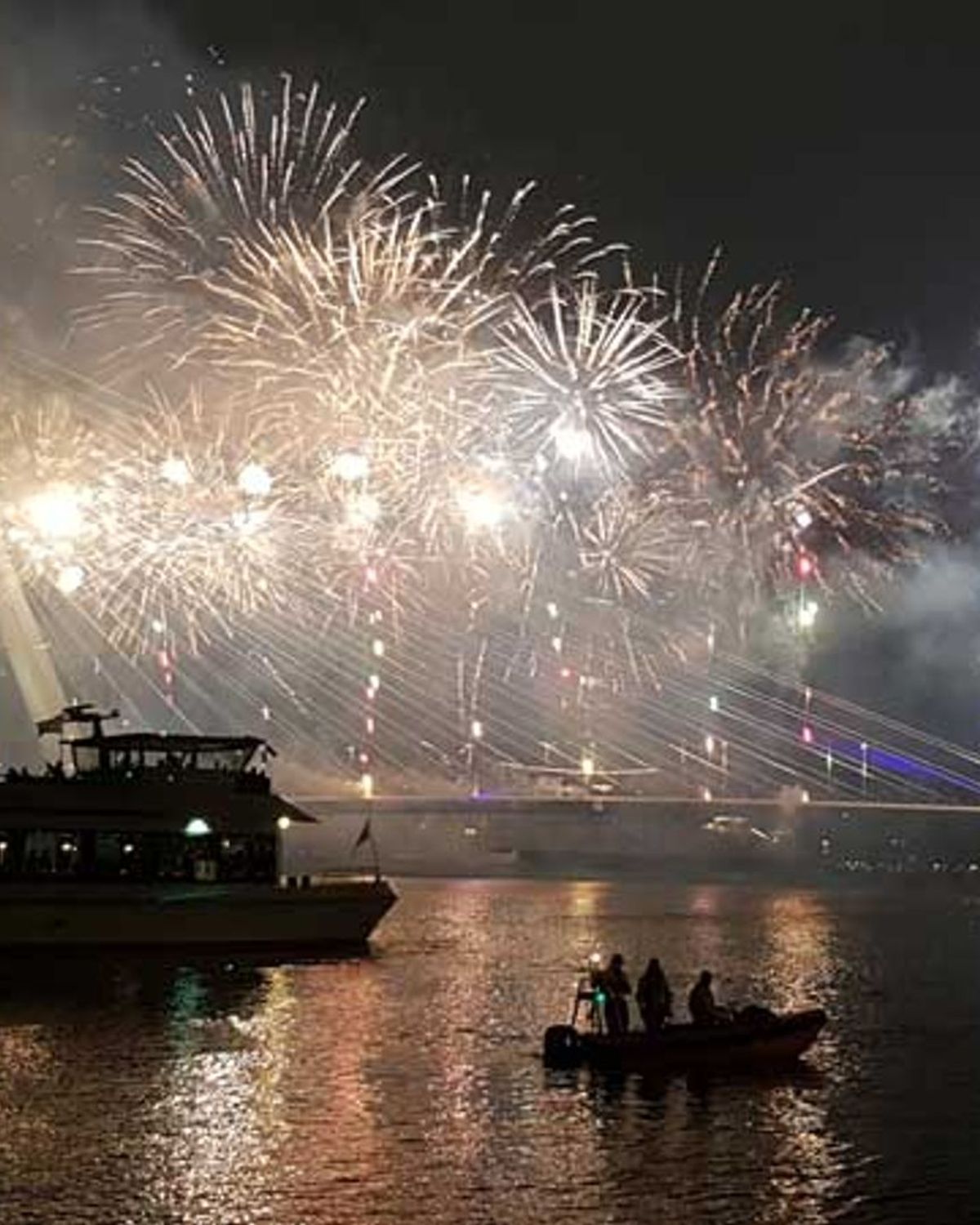 Vuurwerkshow Hoek van Holland gaat niét door, show Erasmusbrug wél