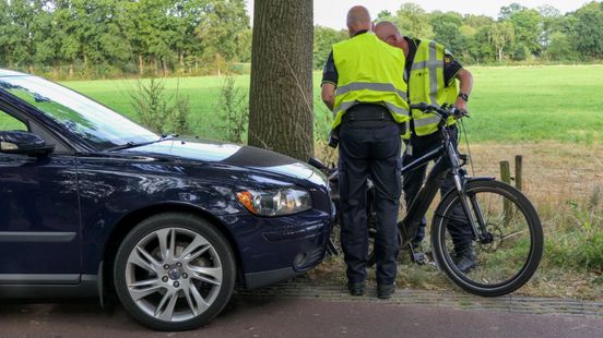 Fietser aangereden en gewond in Enschede. Fietser aangereden en gewond in Enschede.