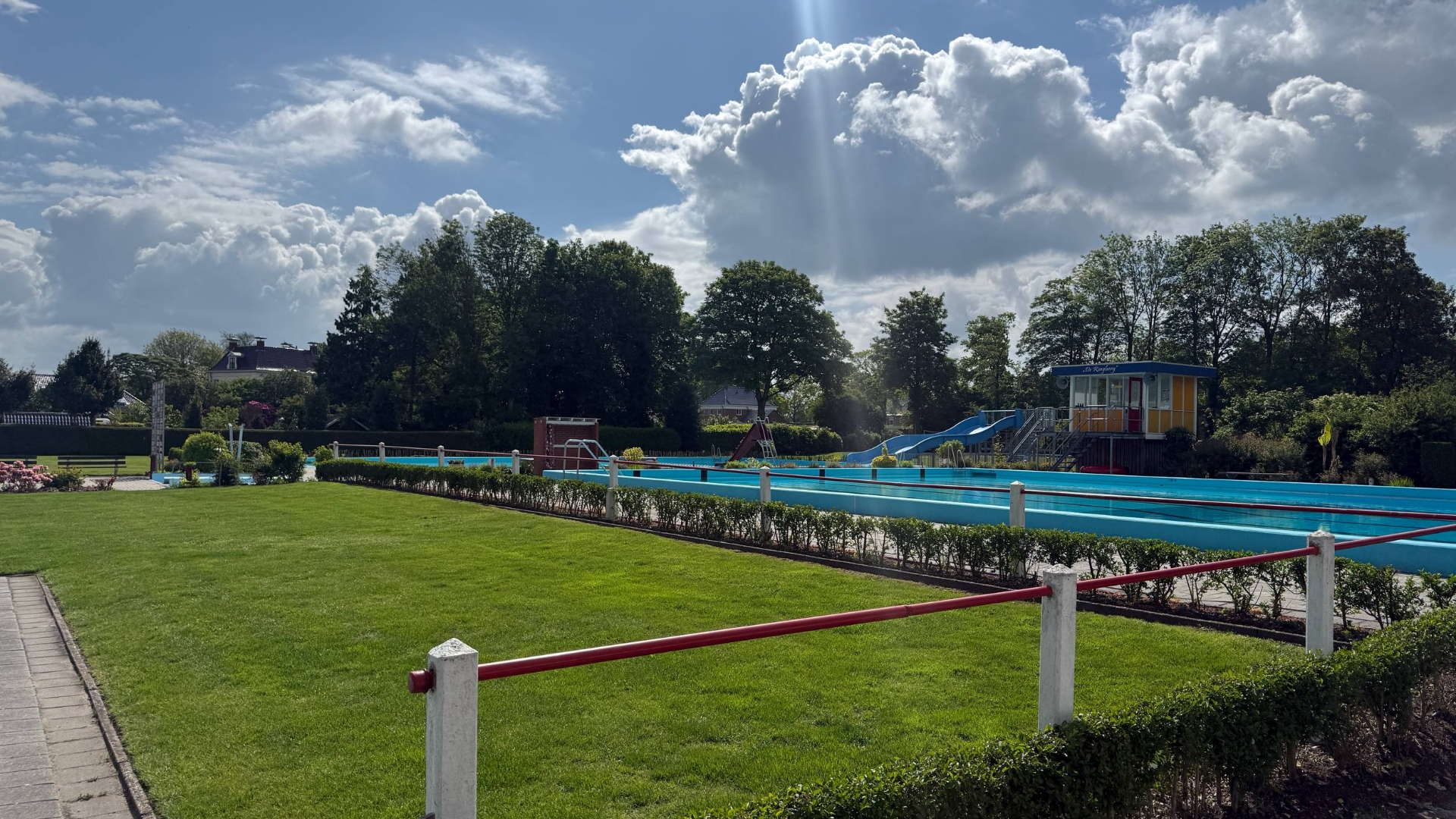 Dankzij Brabantse hulp kan het zwembad in Scheemda nét op tijd open