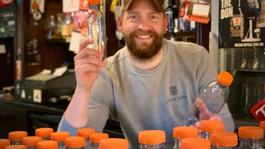 Café eigenaar Thijs Postma verkoopt speciaalbiertjes in plastic flessen