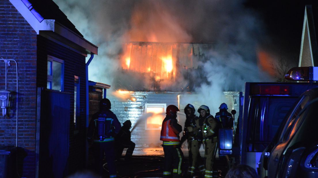 De uitslaande brand legde de schuur in Valthermond in de as