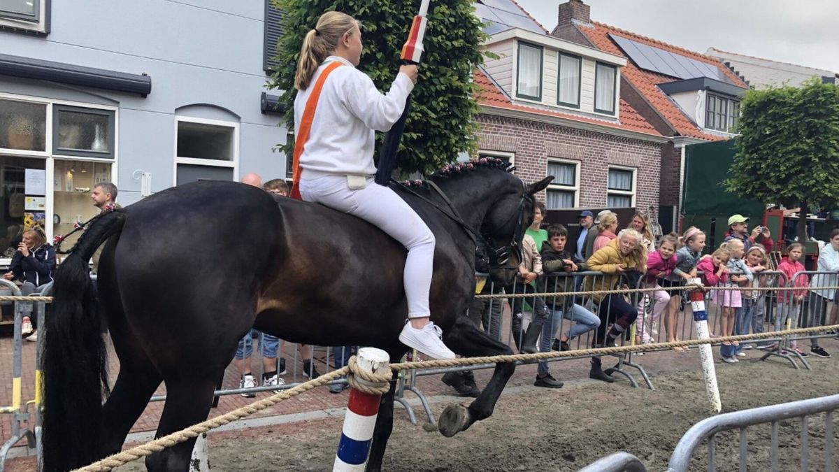 Ringrijders mogen eindelijk weer los in Oostkapelle: 'Je doet het samen met het dier'