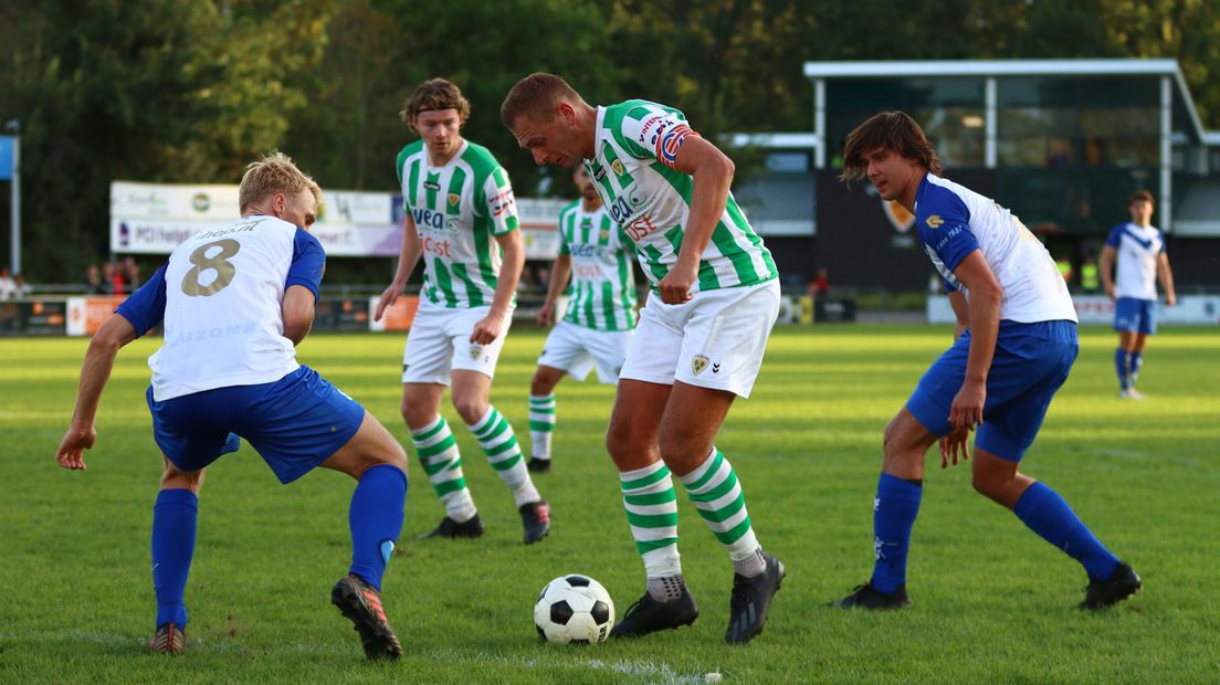 Jeremy Hubregtse omspeelt de verdediging van Cluzona