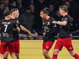 LIVE: Excelsior neemt terecht de leiding tegen tien man van Ajax (1-2)