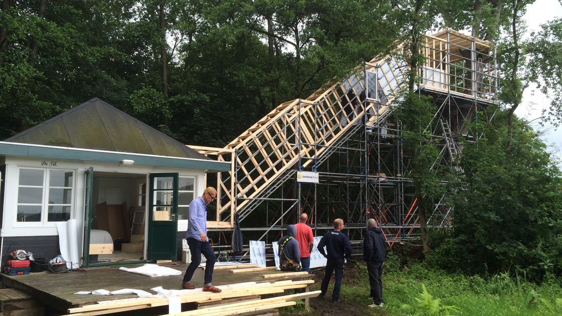 Hotel Stairway to Heaven in aanbouw op landgoed Vennebroek, een creatie van de Japanse kunstenaar Taturo Atzu (Rechten: Margriet Benak / RTV Drenthe)