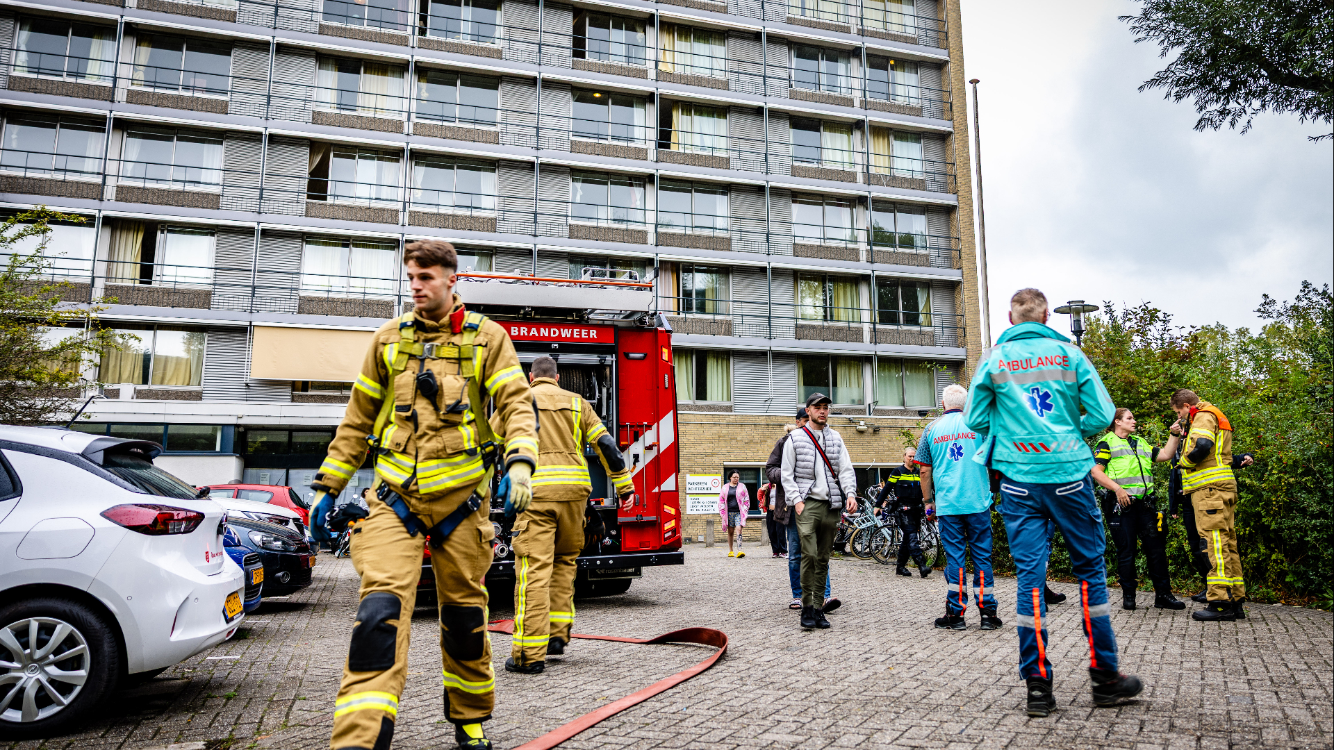 Brandweer bij woningbrand galerijflat Dordrecht