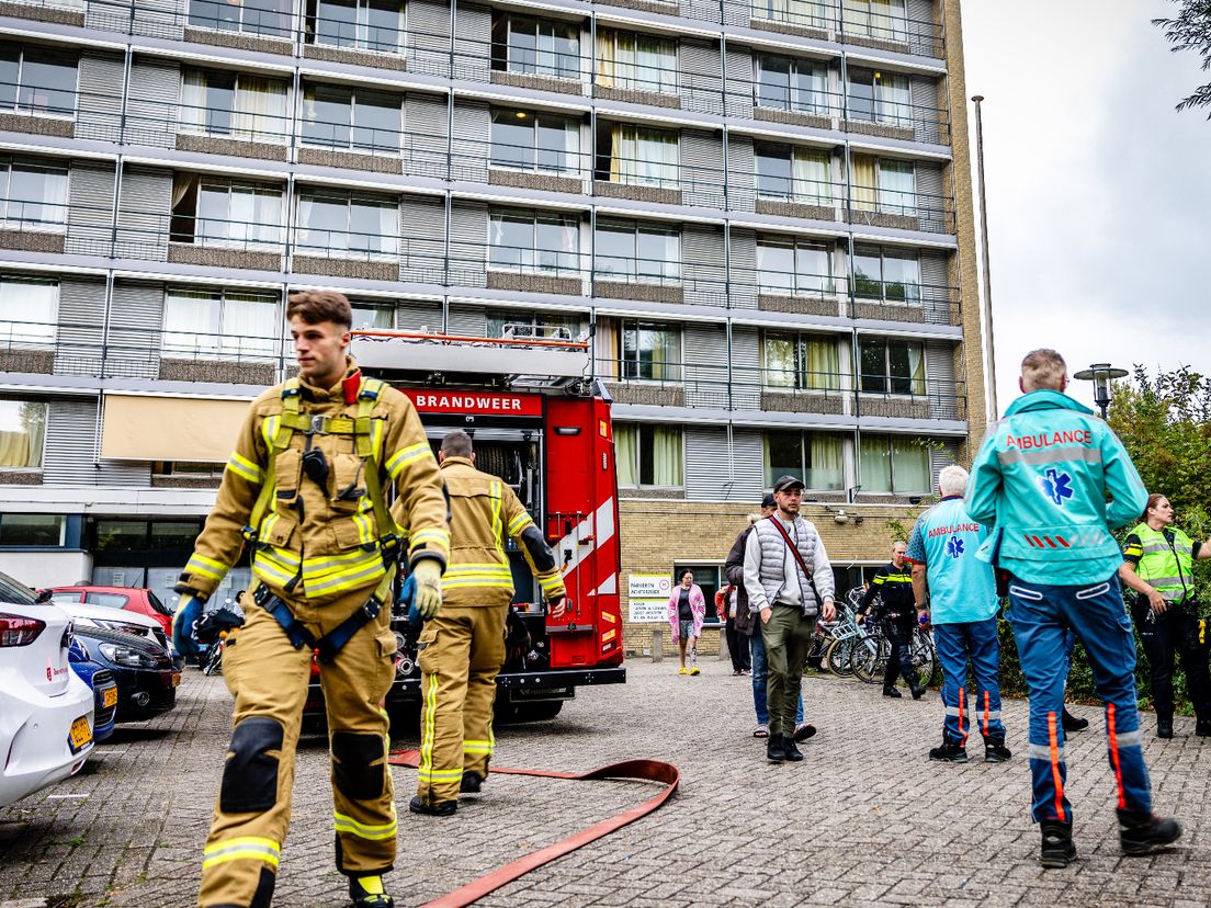 Brandweer bij woningbrand galerijflat Dordrecht