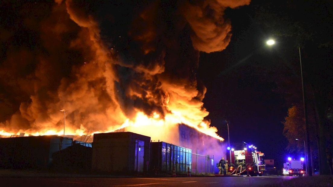 Zeer grote brand bij papierrecyclingbedrijf in Staphorst