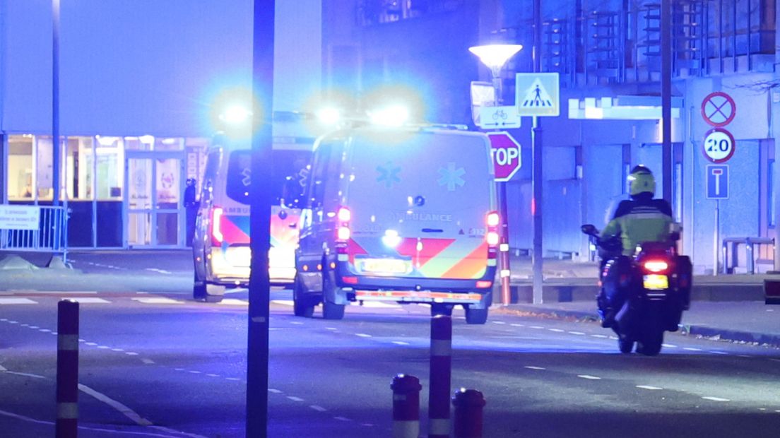 Onder politiebegeleiding arriveerden donderdagavond drie ambulances bij het LUMC
