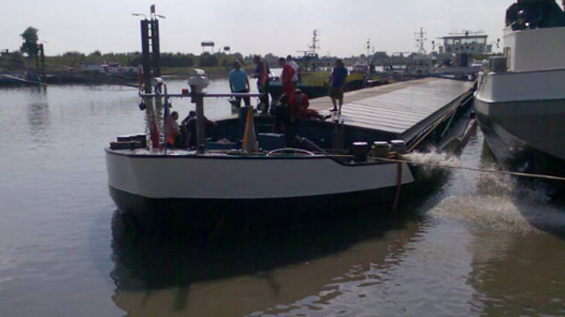 Binnenvaartschip lek bij Tolkamer