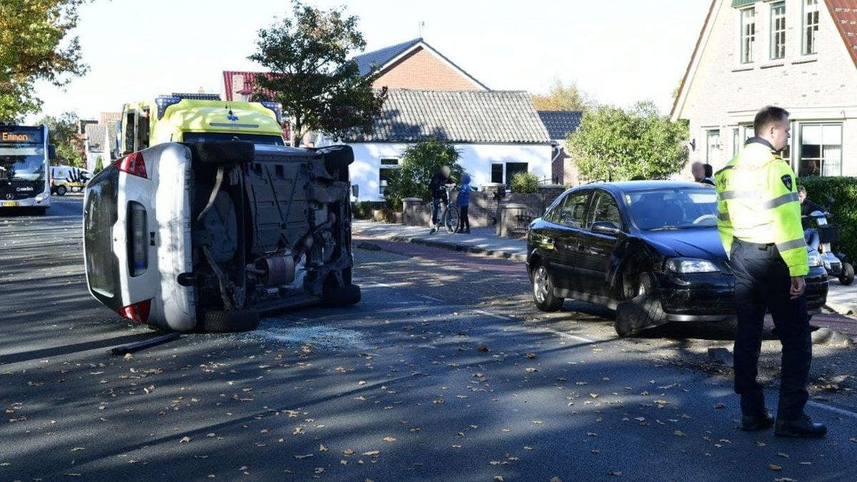 Duitse auto kantelt bij Musselkanaal RTV Noord