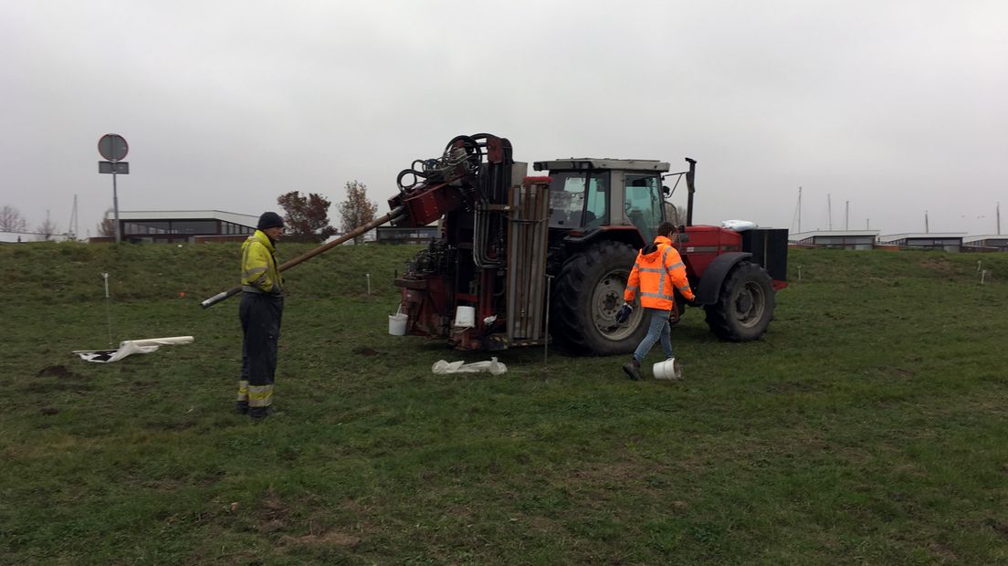 Onderzoek naar vervuilde grond op Westdijk.