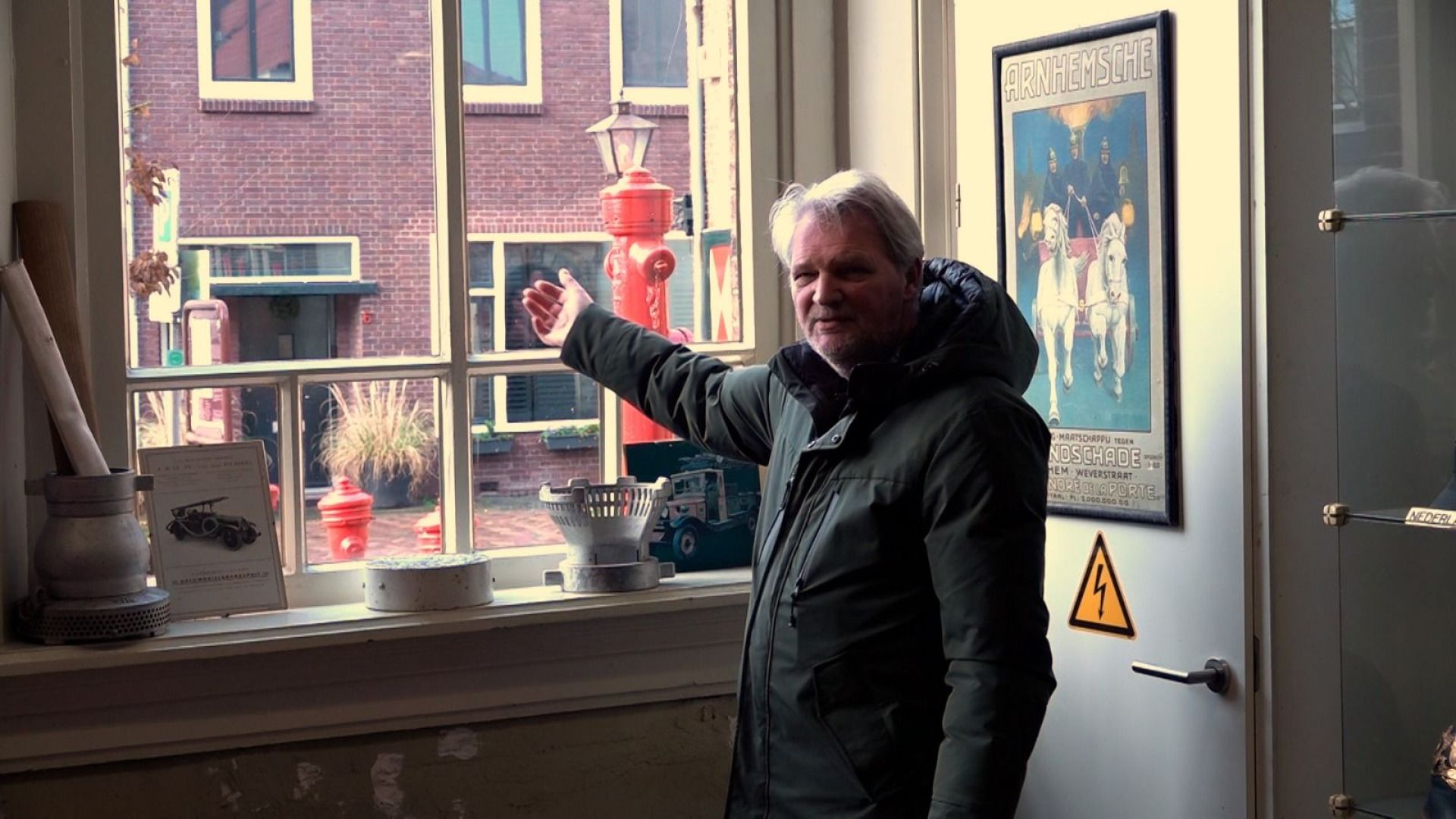 Jan van het Brandweermuseum laat zien dat door onder andere het enkele glas het museum niet warm te stoken is in de wintermaanden.