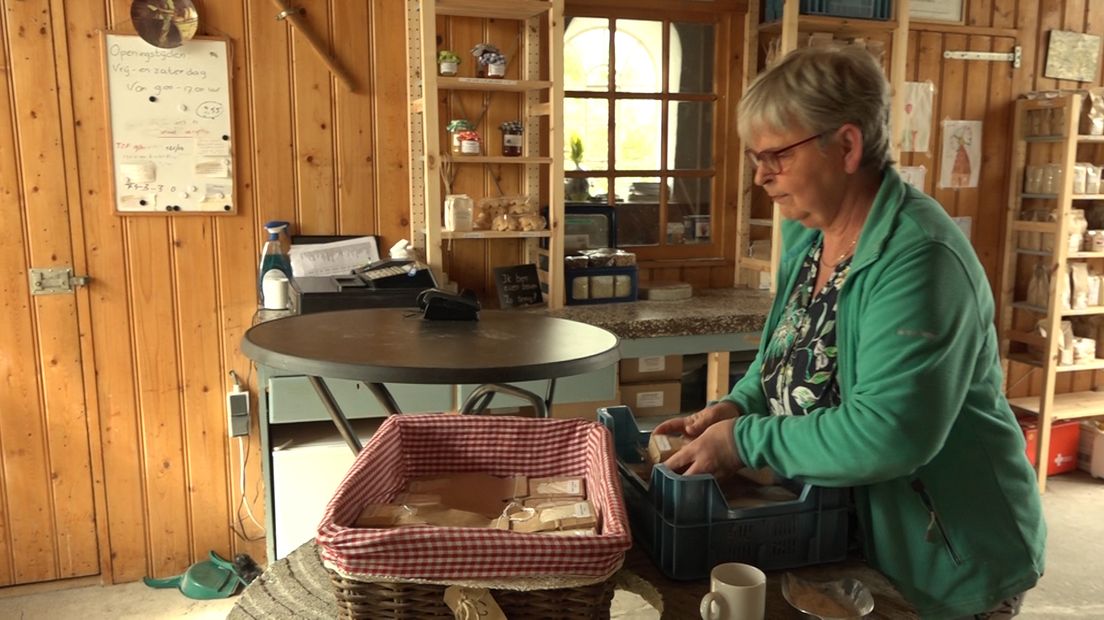 Er is een run op meel en bloem van ambachtelijke molens. Nederland is in de coronatijd massaal aan het bakken geslagen. Wie in de supermarkt zoekt naar een pak bloem, tast regelmatig mis.