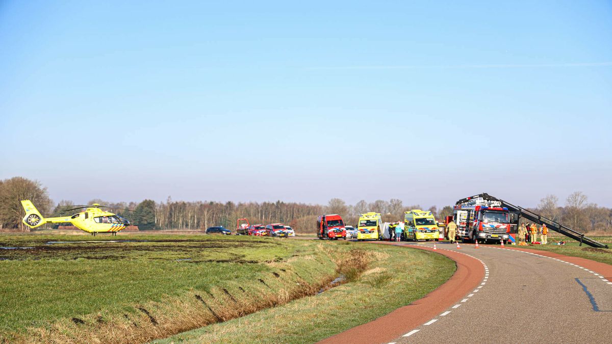 Automobilist vliegt uit de bocht bij Schoonebeek en komt in het water terecht