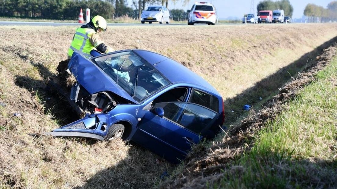 Auto belandt in droge sloot bij Axel