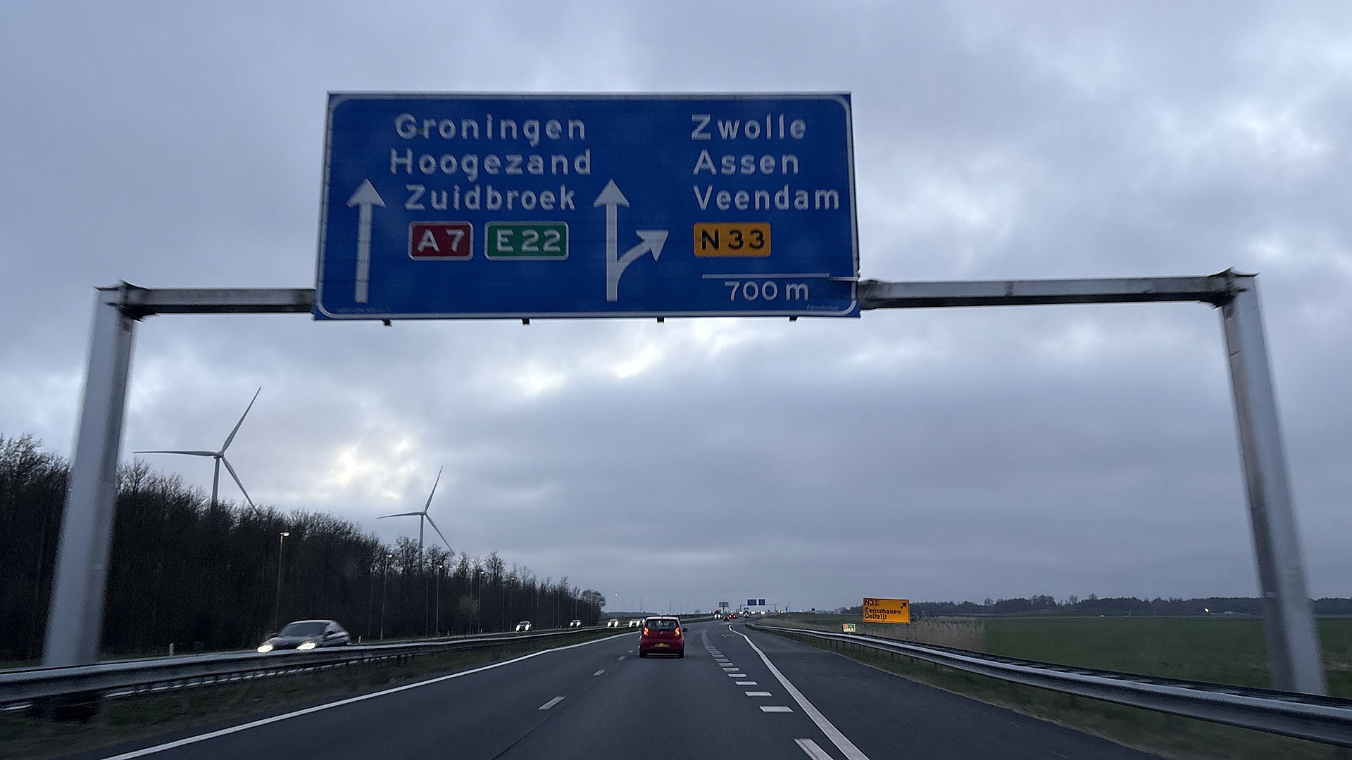 Ontbrekend bewegwijzeringsbord boven A7 bij Zuidbroek zorgt voor hachelijke situaties
