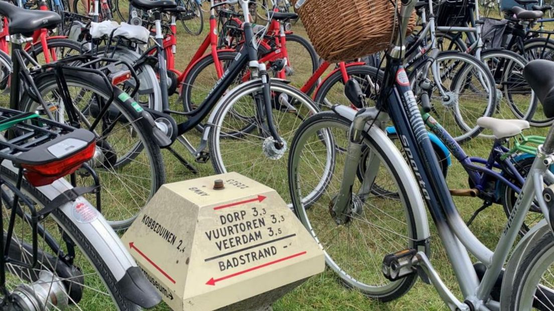 Een oude ANWB-paddenstoel op Schier