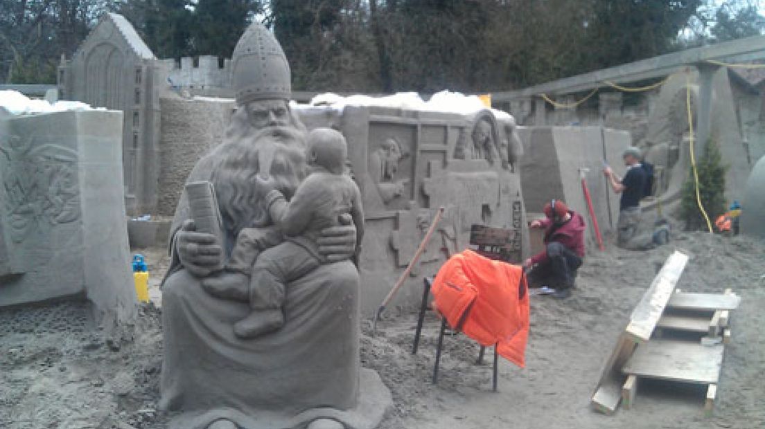 Zandsculpturen doorstaan weer en wind