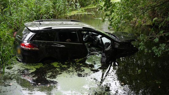 Drie volwassenen en baby in water na kop-staartbotsing
