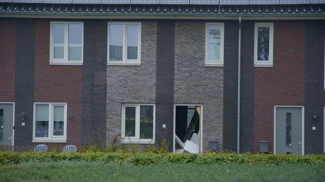 De voorgevel van de woning is ontzet