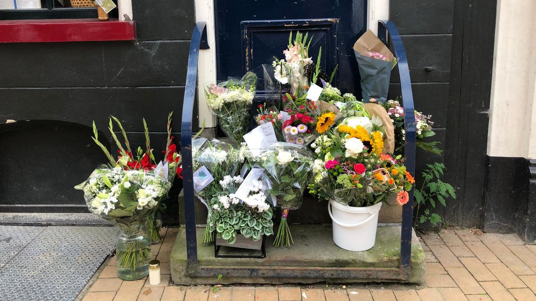 Bloemen voor de deur van het Griekse restaurant