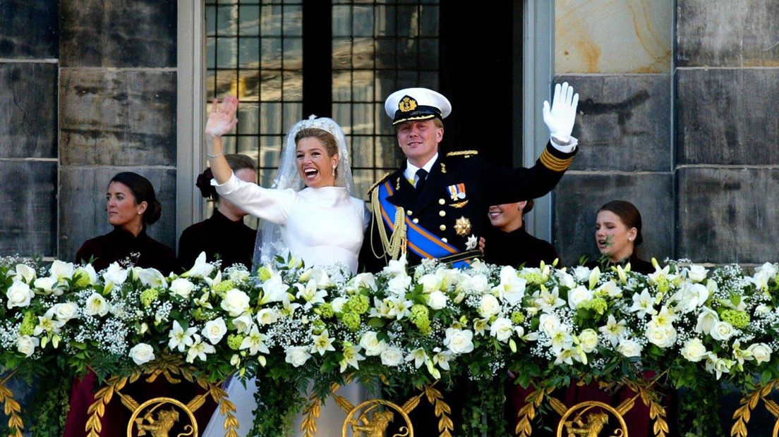 Willem-Alexander en Máxima zwaaien vanaf het balkon van het Paleis op de Dam naar het publiek tijdens hun huwelijk in 2002.