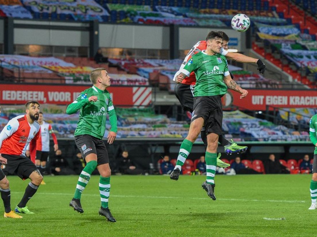 Feyenoord-verdediger Uros Spajic in duel met Sam Kersten van PEC Zwolle tijdens een hoekschop. (VK Sportphoto - Yannick Verhoeven)