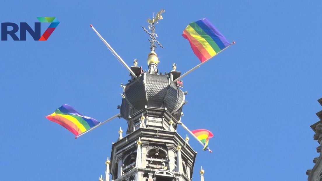 Regenboogvlaggen aan de Stevenskerk