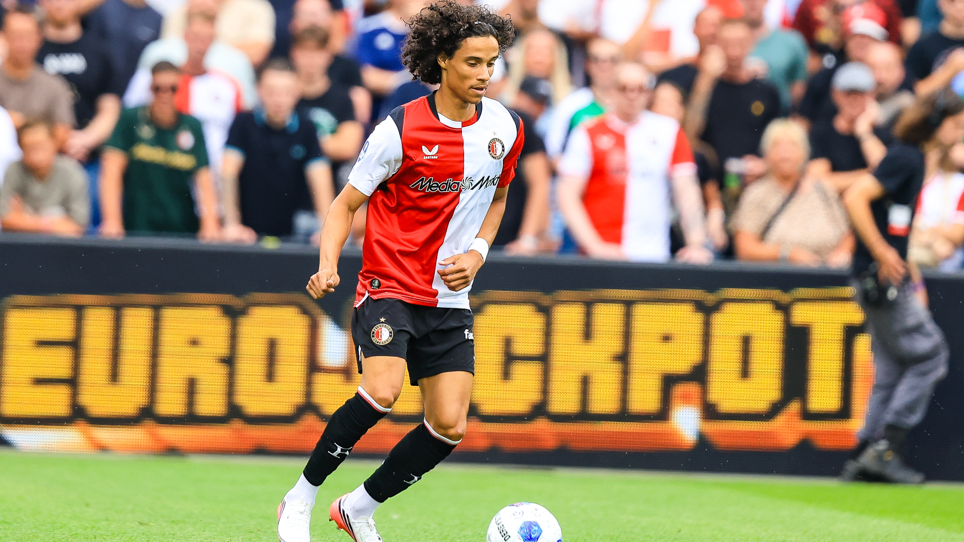 Gjivai Zechiël dribbelt met de bal aan zijn voet tegen Go Ahead Eagles
