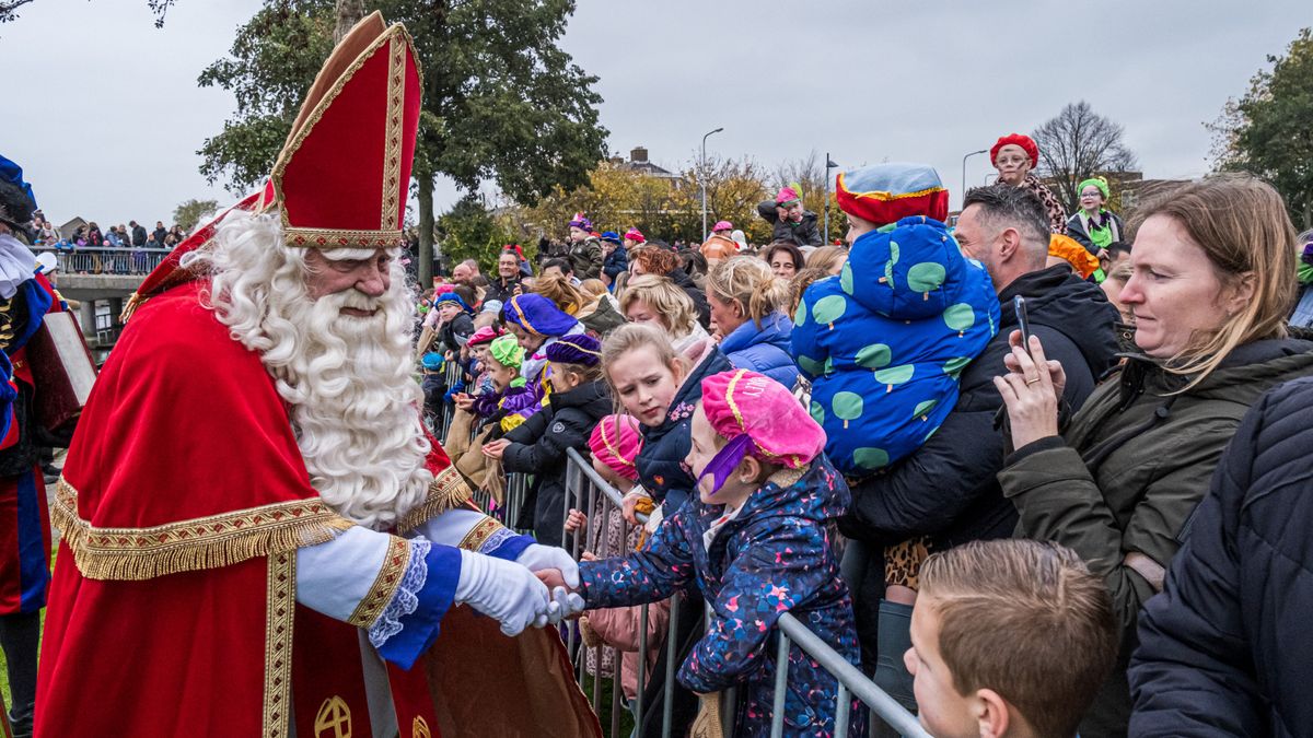 Zwarte Piet laat zich toch weer zien bij intocht: 'Als protest'