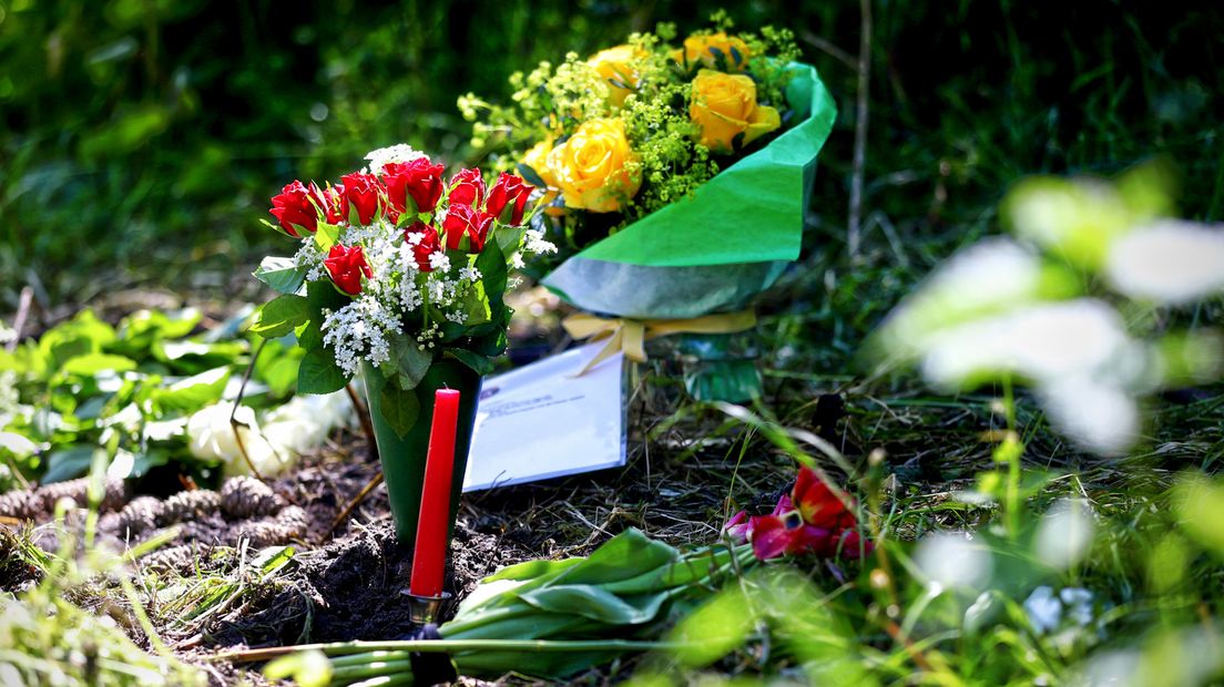 Bloemen op de plek waar het lichaam werd gevonden