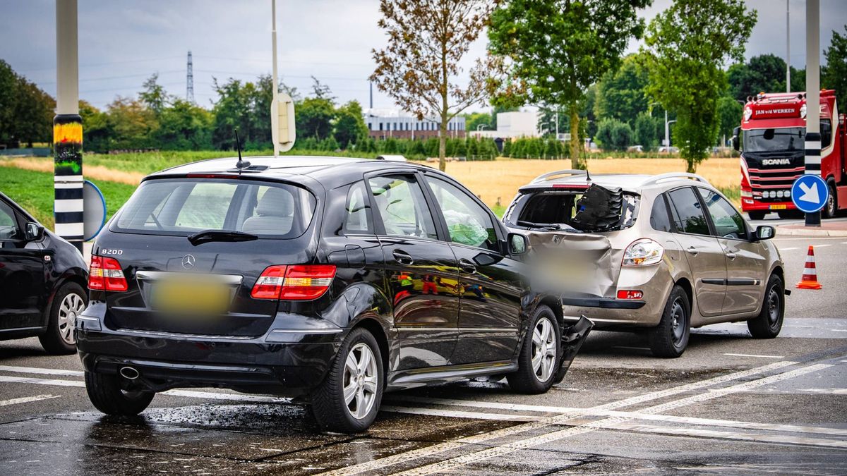 Twee gewonden bij kettingbotsing op kruising