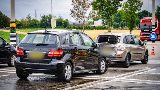 Kettingbotsing op kruising: twee gewonden
